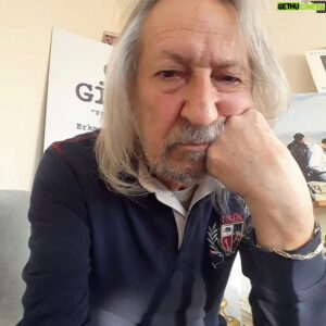 Fuat Güner Instagram - Bu sabaha karşı canım arkadaşım, gerçek dostum, kardeşim gibi sevdiğim Erkmen Sağlam’ı kaybettiğimizi öğrenmenin derin üzüntüsü içindeyim.
Televizyon tarihinin en çok izlenen programlarından biri olan “Barış Manço ile 7 den 77’ye”nin yönetmenliğini yıllarca çok başarılı bir şekide yapmış olan ve benim de birlikte çalışmaktan onur ve gurur duyduğum Erkmen’ciğime Allah’tan rahmet diliyorum, mekanı cennet olsun 🙏🏻Nurlar içinde uyu kardeşim, sevenlerine ve ailesine baş sağlığı ve sabır diliyorum