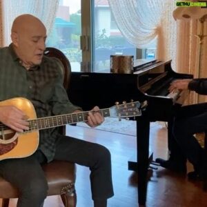 Fuat Güner Instagram - Beatles sevgimi sanırım artık herkes biliyor. Bugün John Lennon’ın 40.ölüm yıldönümü. Onu, “Oh My Love” şarkısı ile anıyoruz. Videonun devamı İKSV’nin Youtube kanalında şimdi yayında... 
Her zaman işbirliği yapmaktan mutluluk duyduğum İKSV’ye @istanbulcazfestivali, beni hiçbir zaman yalnız bırakmayan sevgili kardeşim piyanist @stolgakilic’a ve telefonla çektiği videolarda bile yönetmenlik inceliğini hissettiren sevgili @ipekiyier’e teşekkürlerimle 🙏🏻 RIP #JohnLennon 🙏🏻 #thebeatles  #music