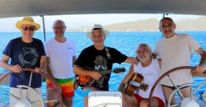 Fuat Güner Instagram - Doktorlardan oluşan “Salty Sailors”  müzik grubu ile birlikte olmak hem müzik hem de harika bir tatil yapmak bu yılın en güzel anısıydı #aklanakdag #prof.dr.mehmetvural  #bengsproduction
