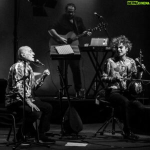 Fuat Güner Instagram - Geçtiğimiz cuma sevgili @mark_eliyahu 'nun konserine konuk oldum. İzleyicilerle sizin için hazırladığımız sürprizimizi paylaştık. Çok yakında hepinizle paylaşacağız 🎶
Last friday I was guest in Mark's stage. We shared  with the audience our surprise that we prepared for you. Soon we're gonna share with all of you 🎶 #markeliyahu #musician #music #livemusic