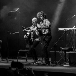 Fuat Güner Instagram - Geçtiğimiz cuma sevgili @mark_eliyahu 'nun konserine konuk oldum. İzleyicilerle sizin için hazırladığımız sürprizimizi paylaştık. Çok yakında hepinizle paylaşacağız 🎶
Last friday I was guest in Mark's stage. We shared  with the audience our surprise that we prepared for you. Soon we're gonna share with all of you 🎶 #markeliyahu #musician #music #livemusic