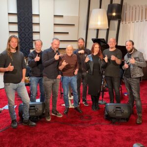 Fuat Güner Instagram - Epica ile harika bir gün geçirdik. Neşe içinde çaldık, söyledik, kaydettik, yakında @trt2 ‘de 🎸 @epicaofficial