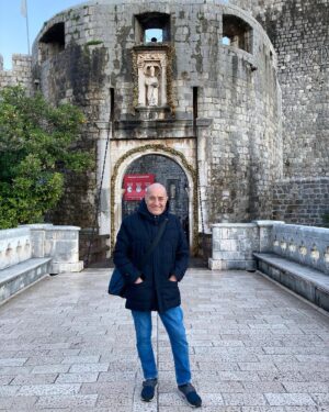 Fuat Güner Instagram - Sağlık huzur mutluluk ve barış içinde, ileriye aydınlık gözlerle bakabileceğiniz yeni bir 2022 yılı diliyorum