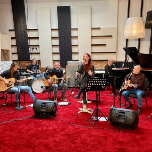 Fuat Güner Instagram - Epica ile harika bir gün geçirdik. Neşe içinde çaldık, söyledik, kaydettik, yakında @trt2 ‘de 🎸 @epicaofficial