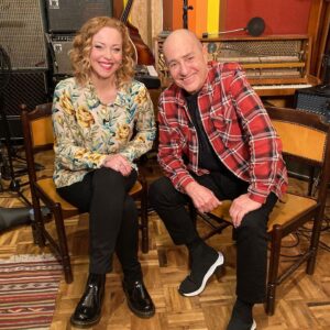 Fuat Güner Instagram - It was a wonderful meeting with @annekeannique for our tv prog “Aramızda Müzik Var”. We performed together two songs.
Her beautiful voice and guitar playing, feat mine, created a musical theraphy for our soul 🎶
@trt2 #aramizdamuzikvar