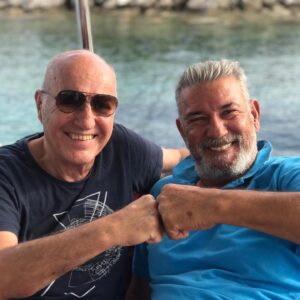 Fuat Güner Instagram - Şu sıralar tiyatro, opera ve bale gösterileri yapılıyorken, bizim konserlerimiz maalesef yasak kapsamında. Umarım en kısa zamanda hasretimiz sona erer. Bu süreçte hem ruhumu hem bedenimi sevgili dostum Mesut Alparslan ile, teknesinde dinlendiriyorum. Hepinize Orak Adası’ndan sevgiler 😊