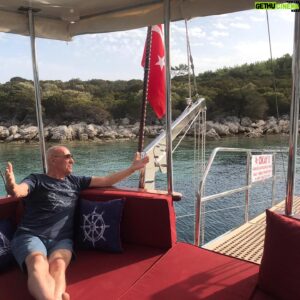 Fuat Güner Instagram - Şu sıralar tiyatro, opera ve bale gösterileri yapılıyorken, bizim konserlerimiz maalesef yasak kapsamında. Umarım en kısa zamanda hasretimiz sona erer. Bu süreçte hem ruhumu hem bedenimi sevgili dostum Mesut Alparslan ile, teknesinde dinlendiriyorum. Hepinize Orak Adası’ndan sevgiler 😊
