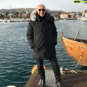 Fuat Güner Instagram - Aramızda Müzik Var için yolumuz bu sefer Faroe Adaları’na düştü. Çok huzurlu bir şehir Torshavn, mutluluğu sadelikte ve içlerinde bulmuş insanların yaşadığı bu adalar topluluğunu, bu küçük ülkeyi çok sevdim... #aramızdamuzikvar