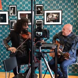 Fuat Güner Instagram - Madem konserler ve tv çekimleri iptal, bir süre evdeyiz, o zaman bol bol müzik dinleyelim 🎸 Bundan böyle her gün burda, dünyanın farklı ülkelerindeki sevgili müzisyen dostlarımla gerçekleştirdiğimiz performanslardan mini videolar paylaşacağım. Uzun yayın versiyonları ve keyifli sohbetlerimiz Youtube’ta @trt2 kanalında “Aramızda Müzik Var” başlığı altında, evde rahat rahat izleyin 😊
İlk video sevgili @aramalikian ile Madrid buluşmamızdan...