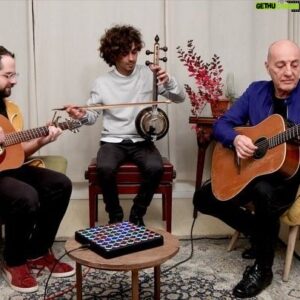 Fuat Güner Instagram - Dünya Sanat Günü kutlu olsun! Sanat tüm mesafeleri, tüm farklılıkları aşar ve insanları birleştirir, geliştirir. Bunu gösteren bir tv programı yapıyor olmak, benim için çok değerli #aramızdamuzikvar 🎸 Tel Aviv’de sevgili Mark @mark_eliyahu ile buluşmuş ve çok sevilen parçası Journey’i birlikte çalmıştık. Müzik bizi birleştirmeye devam etti. Birlikte sizin için yepyeni bir parça hazırladık. Ve sizinle buluşturmamıza sadece 2 gün kaldı!