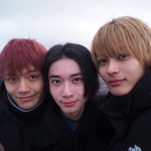 Fuju Kamio Instagram - 今年の年越しはこの3人でした。
その後初詣をし、そのまま片道約4時間かけて
とある場所まで初日の出を観に行って参りました。
少し雪も降ってて寒かったけど、
ほんとに良い旅でした。
2020年もよろしくお願いします。