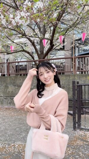 Fuka Kumazawa Instagram - 花びらが舞ってるからよく見てね🌸