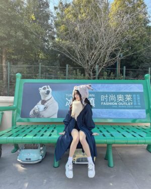 Fuka Kumazawa Instagram - ズートピアのエリアの
大きな動物ちゃん達用の大きなベンチが可愛すぎて🧸🤎
 
みんな旅行行くならどこがおすすめ？