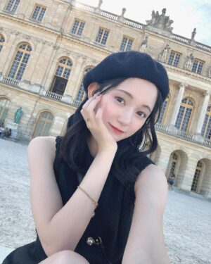 Fuka Kumazawa Instagram - ヴェルサイユ宮殿に行った時の！📸❤︎
ベレー帽でおでこ出すの可愛いよね🫧