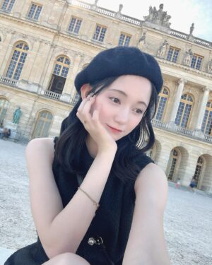 Fuka Kumazawa Instagram - ヴェルサイユ宮殿に行った時の！📸❤︎
ベレー帽でおでこ出すの可愛いよね🫧