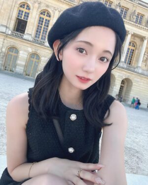 Fuka Kumazawa Instagram - ヴェルサイユ宮殿に行った時の！📸❤︎
ベレー帽でおでこ出すの可愛いよね🫧
