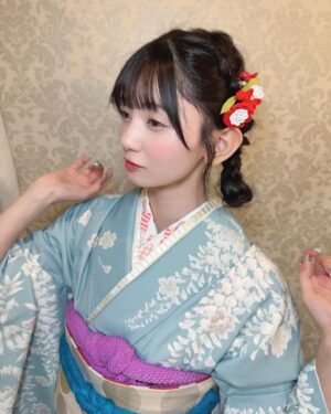 Fuka Kumazawa Instagram - 振袖に合わせて可愛い髪型にして頂きました❤︎
お団子似合ってるかな？👧🏻❤︎