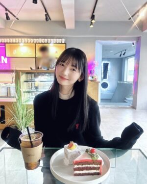 Fuka Kumazawa Instagram - 甘いもの食べ過ぎちゃったからダイエットそろそろ、、😖！