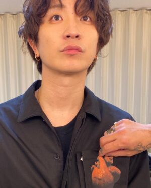 Fukase Instagram - 東京公演限定の新しいグッズとしてアレのリメイクを作っている。

これを着てライブするのは初めてな気がする。

そして今回のライブからの髪型。