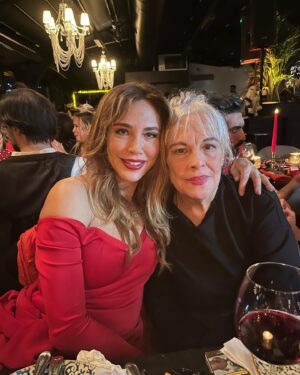 Fulden Akyürek Instagram - Yine muhteşem bir gece yaşadık sayenizde ❤️ @management.be @belizbaran @esergk @mustafaayata @duygusahbudakergun @billurvidinlioglu @ebruesenturgud @hamiyetaktass 🌸🌸
