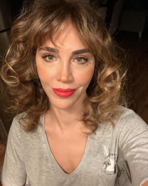 Fulden Akyürek Instagram - Saçım şekil önümden çekil