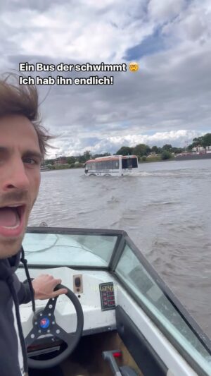 Fynn Kliemann Instagram - @ollipolli73 ich hab ihn!!! 🚎 Hab mich schon hundert mal aufm Hausboot zu Tode gefreut, wenn ich den da mit Olli gesehen habe, jetzt endlich aus nächster Nähe 🤝 #riverboat #busfahrer #hamburg #elbe