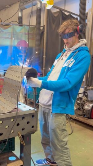 Fynn Kliemann Instagram - Ich bin Schweißer ich weiß was zu tun ist… #welder #welding #welsinglife #schweißen #schweißer #fynnkliemann
