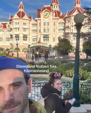 Fynn Kliemann Instagram - Betriebsspionage im #disneyland - Paris is hier und da schon bisschen runtergerockt, aber Disneyland ist einfach krass in Beleuchtung, Schlangenoptimierung (man merkt fast nicht das man wartet), versteckten von Bauabschnitten, Toiletten (stinken nie, sind immer genau da wo man sie erwartet) und vieles vieles mehr. Hier n paar meiner Notizen von unserem Besuch für ein besseres @kliemannsland #spielplatz #vergnügungspark #kliemannsland