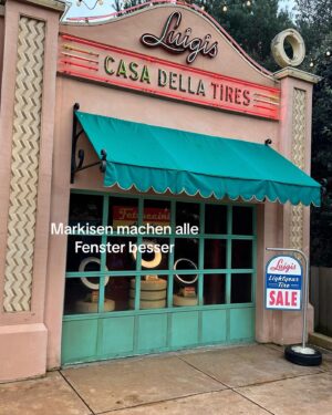 Fynn Kliemann Instagram - Betriebsspionage im #disneyland - Paris is hier und da schon bisschen runtergerockt, aber Disneyland ist einfach krass in Beleuchtung, Schlangenoptimierung (man merkt fast nicht das man wartet), versteckten von Bauabschnitten, Toiletten (stinken nie, sind immer genau da wo man sie erwartet) und vieles vieles mehr. Hier n paar meiner Notizen von unserem Besuch für ein besseres @kliemannsland #spielplatz #vergnügungspark #kliemannsland