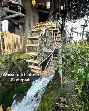 Fynn Kliemann Instagram - Betriebsspionage im #disneyland - Paris is hier und da schon bisschen runtergerockt, aber Disneyland ist einfach krass in Beleuchtung, Schlangenoptimierung (man merkt fast nicht das man wartet), versteckten von Bauabschnitten, Toiletten (stinken nie, sind immer genau da wo man sie erwartet) und vieles vieles mehr. Hier n paar meiner Notizen von unserem Besuch für ein besseres @kliemannsland #spielplatz #vergnügungspark #kliemannsland