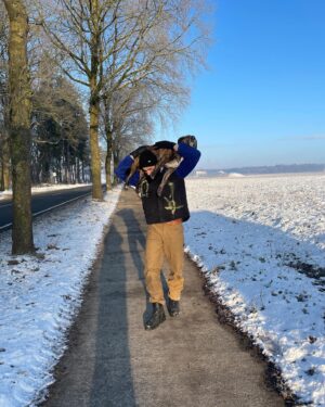 Fynn Kliemann Instagram - Puh 😮‍💨 Um seine Tierarzt-Stats nicht zu ruinieren, hat GG sich heute beim Spaziergang noch schnell das Knie verdreht. Die nennen den in der Klinik nur noch „Kamikaze“. Ich hab wirklich keine Ahnung wie ihr das alle mit Kindern macht 🤷