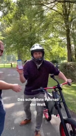 Fynn Kliemann Instagram - Schön aufm Feldweg getestet 😂 🚀 Ist das das schnellste Fahrrad der Welt? #bicycle #fastestcar #fynnkliemann #kliemannsland #ebike gute Arbeit @ebikeundso 🤝