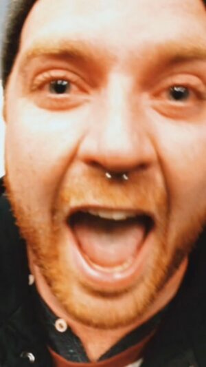 Fynn Kliemann Instagram - Ganz normale Wette 👃#festival #nasenring #septum #septumpiercing
