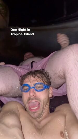 Fynn Kliemann Instagram - Win / Fail Compilation: Nachts schwimmen ist schon irgendwie geil, aber trashiger als so n Ausflug wirds echt nicht 😂 Kakerlake im Bett, Laken bissi eklig und das wildeste Lattenrost, das ich je gesehen habe. Essen is ne 2/10, die geilsten Rutschen sind gesperrt. Irgendwie find ich’s trotzdem gut, dass ich mal da war 😂✌️ #tropicalisland #tropicalislands #tourist #ausflugsziel #buddytime #schwimmbad