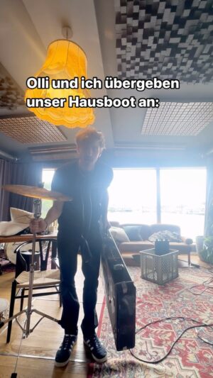 Fynn Kliemann Instagram - Es hat unfassbar viel Spaß gemacht und war gleichzeitig einer der anstrengendsten Umbauten in @ollipolli73 und meinem Leben. Jetzt hat @das.hausboot einen tollen neuen Besitzer! Wer es übernommen hat und warum wir ausziehen, erfährst du am Ende des Videos ❤️⛴️