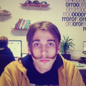 Fynn Kliemann Instagram - Nach 13 Jahren Liebe fürs Internet verlasse ich @herrlich.media als Geschäftsführer und verbleibe als stiller Gesellschafter mit den schönsten Erinnerungen an ne klassische Garagengründung, wilde Jahre im Keller von Sven, unsere beschissenen Facebookapps, unfassbar viel geile KundInnen, bekloppte Ideen, die guten alten Affiliate Jahre mit Neugründungen alle 3 Wochen und Übergebe an meinem Bilderbuchpartner Florian Bottmann. Danke für Alles! Hat richtig richtig Bock gemacht! 

Mein Hauptfokus jetzt: @kliemannsland. Musik. Kunst.