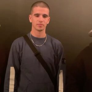 Fyodor Insarov Instagram - Дима, Дима, Дима…

Мы не были лучшими, но были самыми настоящими друзьями.

Я пишу и удаляю, чтобы лучше подобрать слова. Но пускай мои воспоминания будут абсолютно рандомными, потому что мне дофига чего есть вспомнить.
Дни рождения, тусовки - это громкие отрывки и скомканные кадры. А вот запись нашего альбома - это целая жизнь, целый год плотного общения, работы, отдыха, переживаний, угара, философских размышлений, музыки и текстов, просто мыслей, снова музыки и истерического смеха.
Я видел и чувствовал твою любовь к своему делу, любовь к искусству, любовь к людям, даже мало знакомым.
Всегда ценил твою честность и прямолинейность, и никак не мог понять, как в твоей голове помещается столько разных идей и замыслов, связанных с музлом, модой и всякими арт затеями.
Это не сборник добрых слов в твою память, а реальные вещи, которыми я поражался каждый раз, когда ты делился чем-то новым.

Помню когда мы писали наш альбом в Городище, я уже ложился спать и вроде бы мы все уже пошли спать, но ты за стенкой вдруг начал играть на клавишах и что-то напевать фальцетом (по-моему Фрэнка Оушена). Я вышел из комнаты и пару минут слушал и кайфовал от какой-то природной усталости и ценности этого момента. Тогда я увидел, как ты влюблён в музло, как трепетно ты к нему относишься и что это всё для тебя значит.
Безумная обида, что мы просто больше не увидимся, ты не долбанёшь со всей дури мне по руке, и мы не обнимемся очень крепко. 
Рановато ты соскочил, мэнчик!
Дури и вдохновения у тебя было ещё на несколько жизней.
Очень люблю тебя! Спасибо тебе за всё!
У меня столько угарных видосов с тобой, что я могу вспоминать тебя только с самым искреннем смехом!
Жалко Рому, жалко ребят, жалко маму…