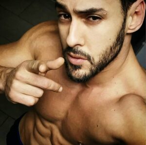 Gabano Manenc Instagram - 🚨 LE CONFESSIONNAL 🚨

Je réponds à toutes vos questions en commentaire la team!!! 😉✍️

Je partagerai éventuellement en story les questions les plus pertinentes...
😅🙈

Bien sur si ça part en cacahouète on arrête tout !! 🤣🤣⛔