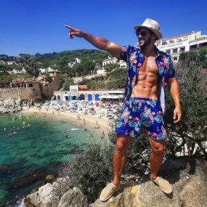 Gabano Manenc Instagram - Qu'est ce que j'ai bien pu repérer qui me donne autant le smile??!!🤩🤔
.................
⛵👙🏖️🍹💃🏼🎤🎶🎈✨
.................
Quand le petit chapeau de paille s'attaque à la Costa Brava..
😇🔥🔥
.
Jamais sans mes espadrilles @1789cala 🥰 Vous les avez en détails dans ma story..
. 
#costabrava #holidays #palafrugell #abs #body #shape #spain #gabano #enjoy #happy #Sun #sea #smile #lnstamoment