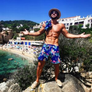 Gabano Manenc Instagram - Qu'est ce que j'ai bien pu repérer qui me donne autant le smile??!!🤩🤔
.................
⛵👙🏖️🍹💃🏼🎤🎶🎈✨
.................
Quand le petit chapeau de paille s'attaque à la Costa Brava..
😇🔥🔥
.
Jamais sans mes espadrilles @1789cala 🥰 Vous les avez en détails dans ma story..
. 
#costabrava #holidays #palafrugell #abs #body #shape #spain #gabano #enjoy #happy #Sun #sea #smile #lnstamoment