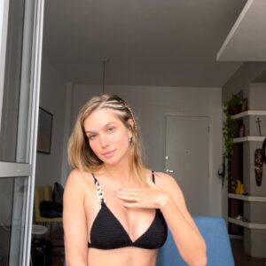 Gabi Spaciari Instagram - Só um book caseiro já que tá chovendo no mundo inteiro…

#home #saopaulo #sp #hairstyle #nofilter #nomakeup