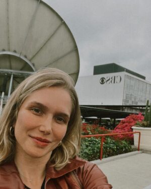 Gabi Spaciari Instagram - Um dia pra nunca ser esquecido. Para estar aqui eu precisei:
1. Juntar meu dinheiro por 3 anos no Brasil pra mudar pra LA
2. Estudar por um ano no Edgemar Center for the Arts, e depois aplicar para 2 vistos de trabalho
3. Trabalhar em 5 trabalhos (ao mesmo tempo) que não tinham nada a ver com o que eu queria
4. Ir chorando muitas vezes dirigindo sozinha pra casa me questionando se tinha feito a escolha certa.
5. Ouvir muito não e coisas absurdas que tinham a ver com minha imagem e não com os meus anos de estudo, trabalho ou até mesmo talento.
6. Ouvir que eu não tinha chegado a lugar nenhum.
7. Ficar 5 anos sendo persistente mesmo quando eu quis desistir.
8. Me abrir para a espiritualidade e enxergar a pessoa foda que sou.
9. Soltar pro universo.
10. Ler The Audition Psych 101, que mudou muito minha perspectiva sobre os testes.
11. Me divertir.
12. Saber que isso é um pequeno passo porém uma grande conquista. 

Se você leu até aqui e está feliz por mim, obrigada, acredito muito que a vida seja essa construção de uma egregora de amor e ajuda mutua onde quando um triunfa todos triunfamos. 

🙏🏻🙏🏻🙏🏻

@boldandbeautifulcbs #BoldandBeautiful #cbs #television #acting #hollywood #losangeles #california #tvshow