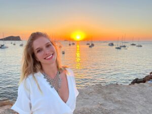 Gabi Spaciari Instagram - Pessoal, to postando fotos ainda das trips da Europa, foi muito intenso e muitos lugares em pouco tempo e a jornada continua!! Não se avexem, quero compartilhar com vocês e não mandar a localização em tempo real 😂 , vou citar meu colega @kikozambianchioficial “não procure saber onde estou, se meu jeito te surpreende..”

#ibiza #spain #espanha #eurotrip #summer #europa #calaconte #sunsetashram #music #vibes #villa