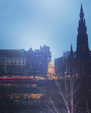 Gabriel Luna Instagram - Edinburgh, Scotland. 🏴󠁧󠁢󠁳󠁣󠁴󠁿 Glad I bought this coat. It’s come in handy up here in the North seas.