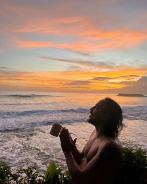 Gabriel, O Pensador Instagram - Acorde num domingo, tome seu café
Pegue a sua prancha, tome a benção à mãe
Reze com fé e vai pro mar, e vai pro mar 🙏🏻