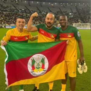 Gabriel, O Pensador Instagram - Jogando junto, coração na ponta da chuteira, e no lugar do escudo uma bandeira. O Rio Grande do Sul vai virar esse jogo 💚❤️💛