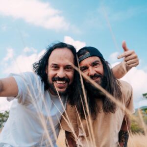 Gabriel, O Pensador Instagram - O reggae foi fundamental na minha decisão de começar a escrever e vencer a timidez pra me expressar desde a adolescência. Música de resistência, de consciência, de liberdade e pensamento positivo. Esperança no poder do aprendizado e na evolução pessoal e coletiva. Obrigado @armandinhoebanda por essa parceria! Já é uma das que eu mais gosto de cantar no show