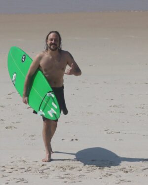 Gabriel, O Pensador Instagram - Voltei ao Cantão depois de muito tempo afastado do surf. Obrigado, amigos pela energia boa de sempre e pela pilha pra voltar pro mar com mais frequência, saudade de toda essa galera. @associacao_de_surf_da_rocinha @salvemossaoconradorj @rastahale @leobetarj @davicontino @ricodesouzaoficial @joelpesca 🎥