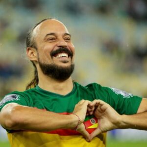 Gabriel, O Pensador Instagram - Jogando junto, coração na ponta da chuteira, e no lugar do escudo uma bandeira. O Rio Grande do Sul vai virar esse jogo 💚❤️💛