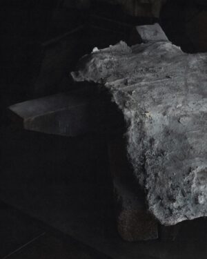 Gabriel O'Shea Instagram - Elegīa III 
(wood, plaster, animal skin, hair, ashes, dust, acrylic paint, resin and wax)
-
Elegīa (from the masculine noun [έλεγος "élegos"] that designates a song of mourning accompanied by flute);
¨…the molds that were once on a body now lie alone, impregnated with fragments and remnants that recall their past, creating a sense of longing and remembrance. The abstraction of the forms serve to emphasize the idea of absence, as the casts are not intended to represent specific individuals, but to evoke a sense of humanity as a whole. Through the use of these materials and the manipulation of form, the pieces invite us to contemplate the fragility of life and the inevitability of loss.¨

#figurativeart#figurativeartist#gabrieloshea#abstractsculpture#esculturafigurativa